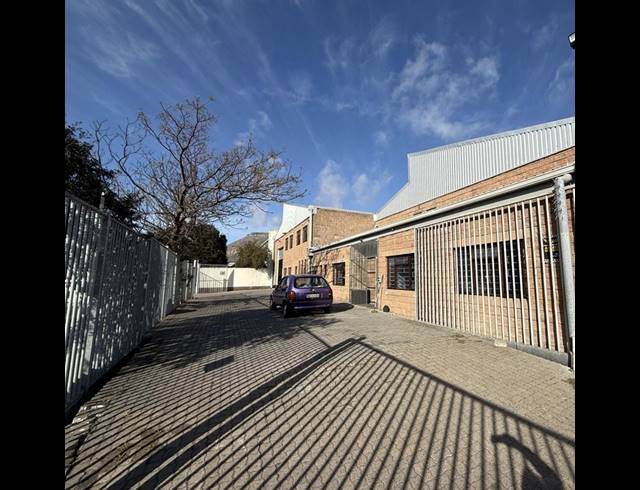 2,330M² WAREHOUSE TO LET IN RETREAT